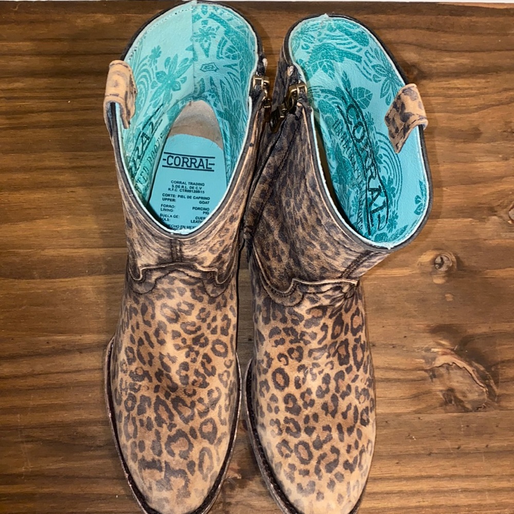 Corral leopard print round toe bootie size 10.5